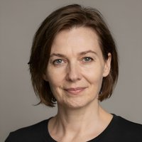 Профессиональный портрет русского бизнесмена, уверенный взгляд, дружелюбная улыбка, студийное освещение.